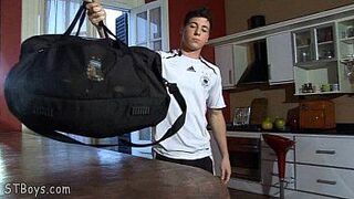 Kinky young boy wanks and creams a slice of bread - porn video