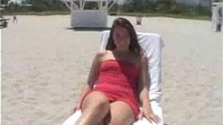 Beach hottie sucking good - porn video